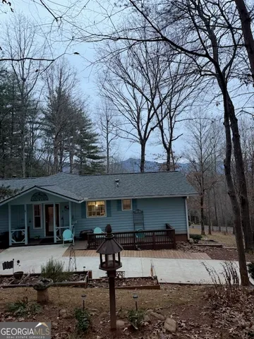 a view of a house with backyard and garden