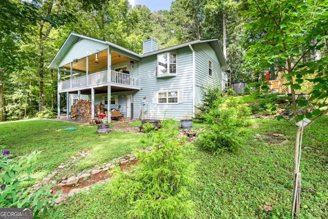 a view of a house with a yard