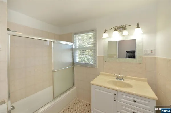 $3,000 | 142 Grand Avenue, Unit 2, Hawthorne, NJ 07506
