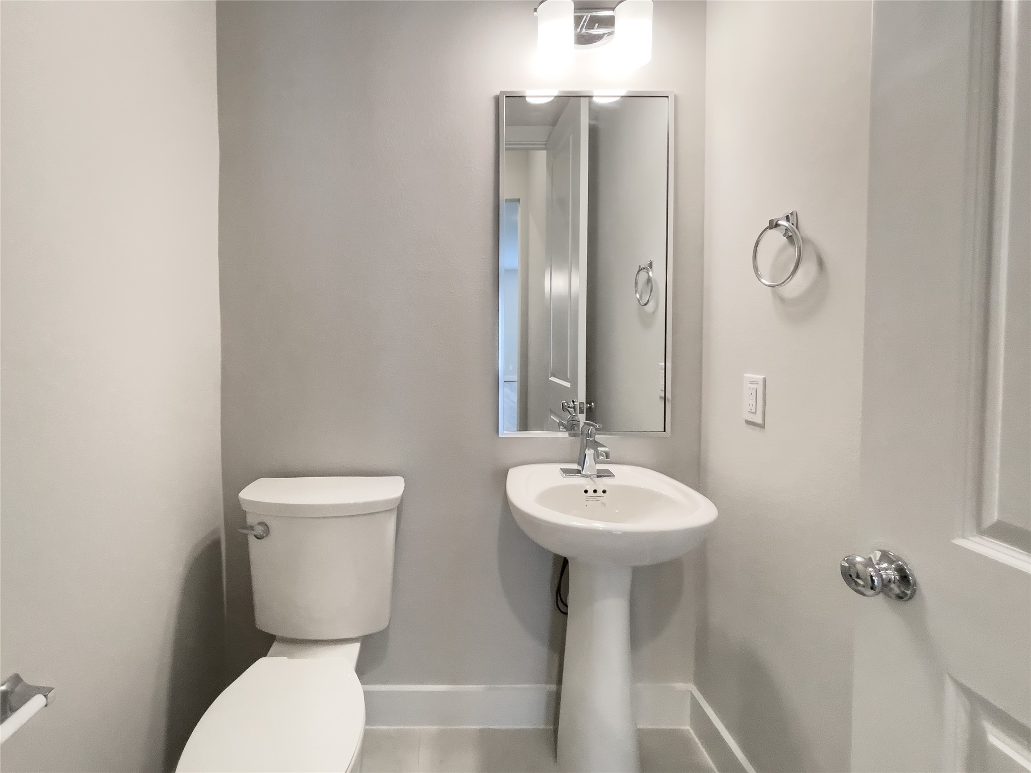 1270 North Post Oak Road, Unit A Houston, TX 77055 - Photo 11 of 33 Inviting second-floor guest bathroom with modern fixtures.