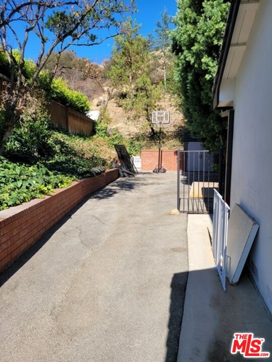 17133 Adlon Road Encino, CA 91436 - Photo 32 of 33 Gallery Image 32