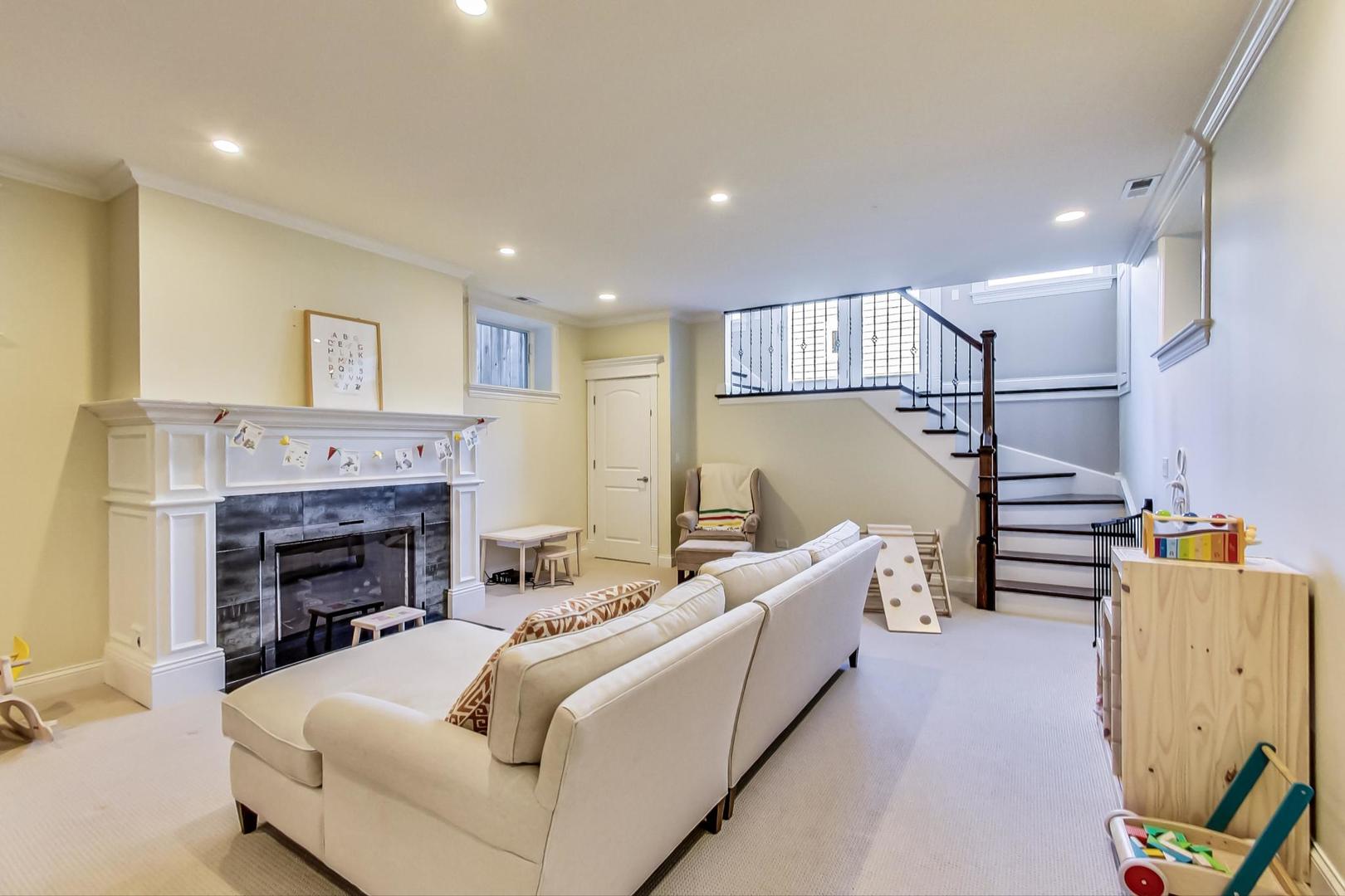 1906 West Nelson Street Chicago, IL 60657 - Photo 22 of 34