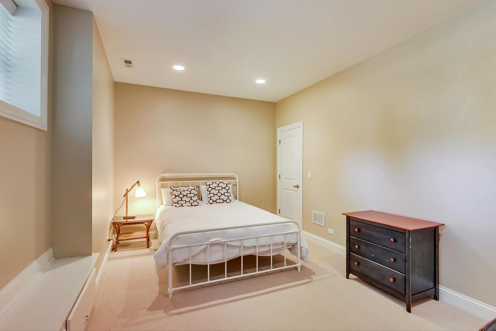 1906 West Nelson Street Chicago, IL 60657 - Photo 25 of 34