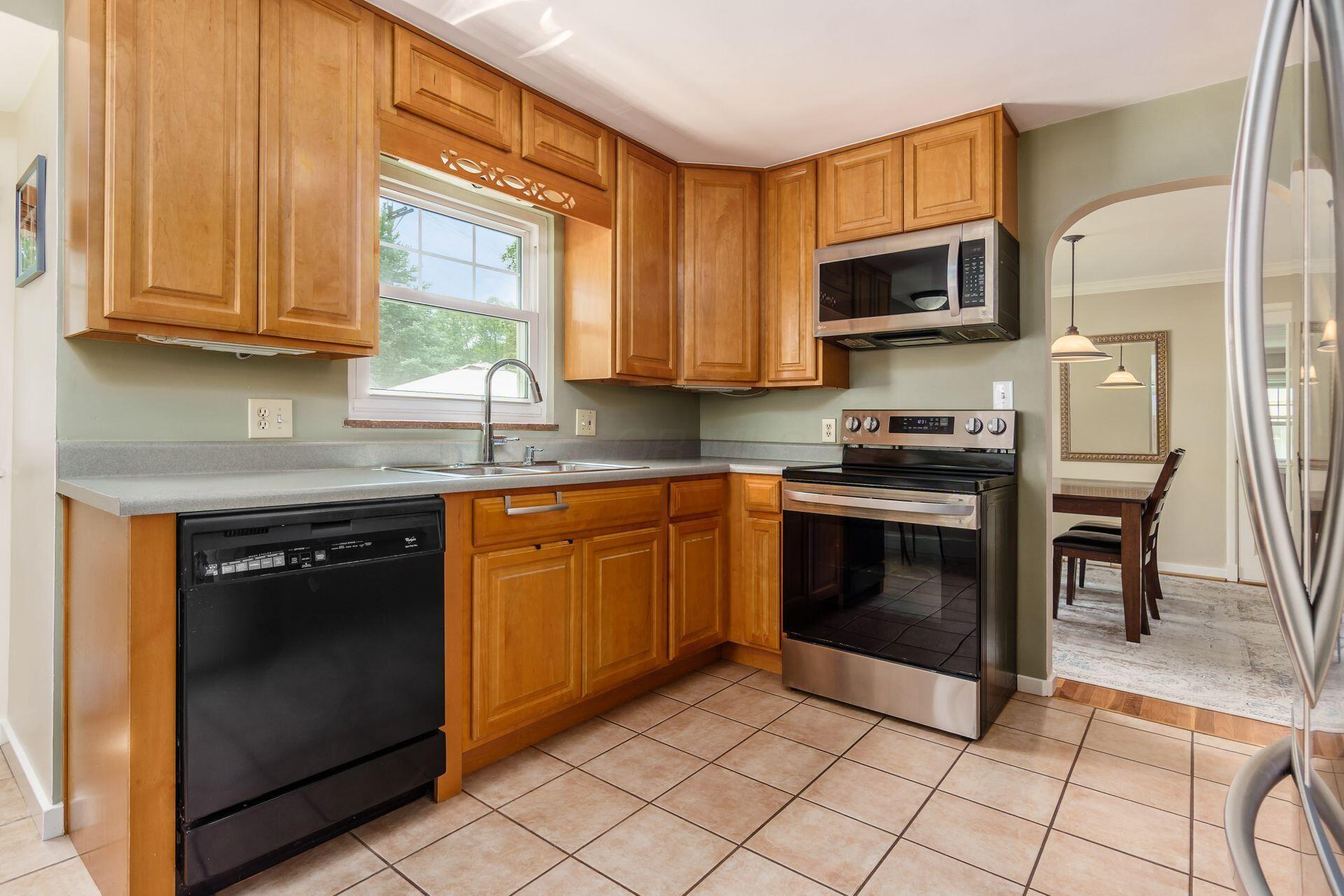 2008 Edgemont Road North Columbus, OH 43212 - Photo 21 of 60 Kitchen