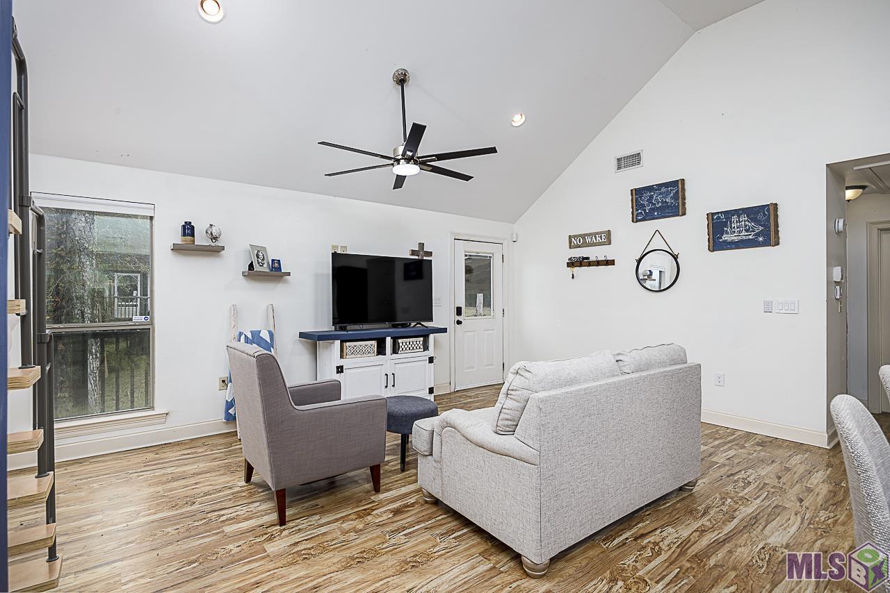21260 Diversion Canal Road St. Amant, LA 70774 - Photo 4 of 40 Living Room