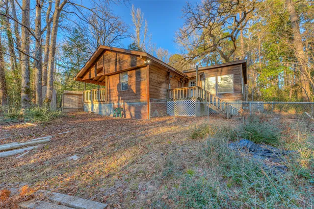 a view of yard with tree