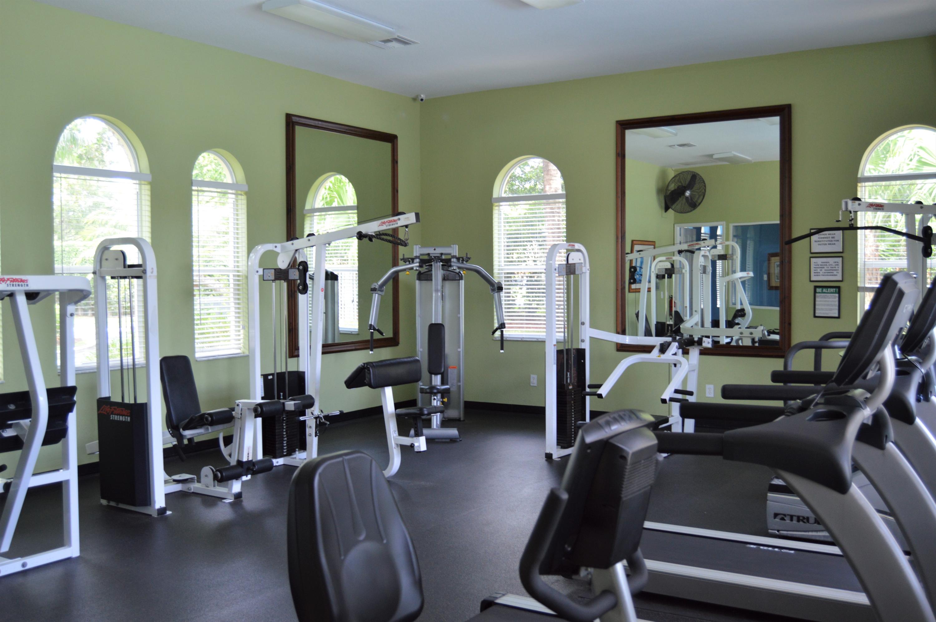 6204 Sandy Bank Terrace West Palm Beach, FL 33407 - Photo 29 of 37 a view of a livingroom with furniture and a mirror