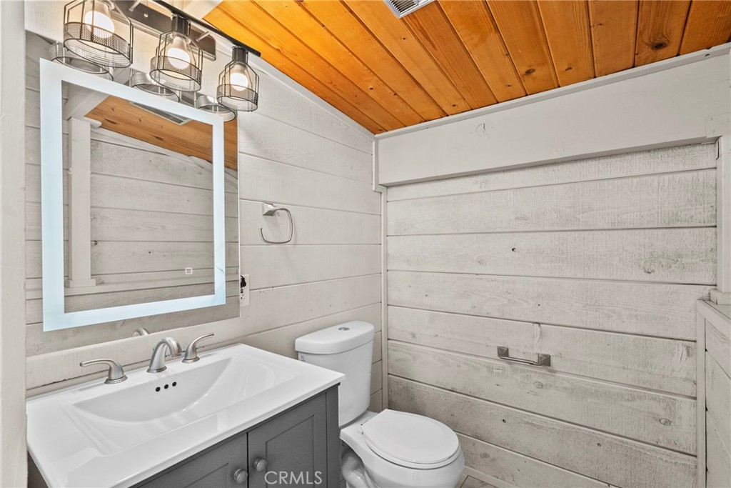 1000 Eagle Lane Frazier Park, CA 93225 - Photo 28 of 67 a bathroom with a sink mirror vanity and toilet