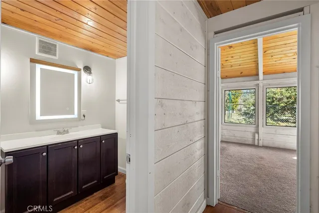 a view of back yard of the house