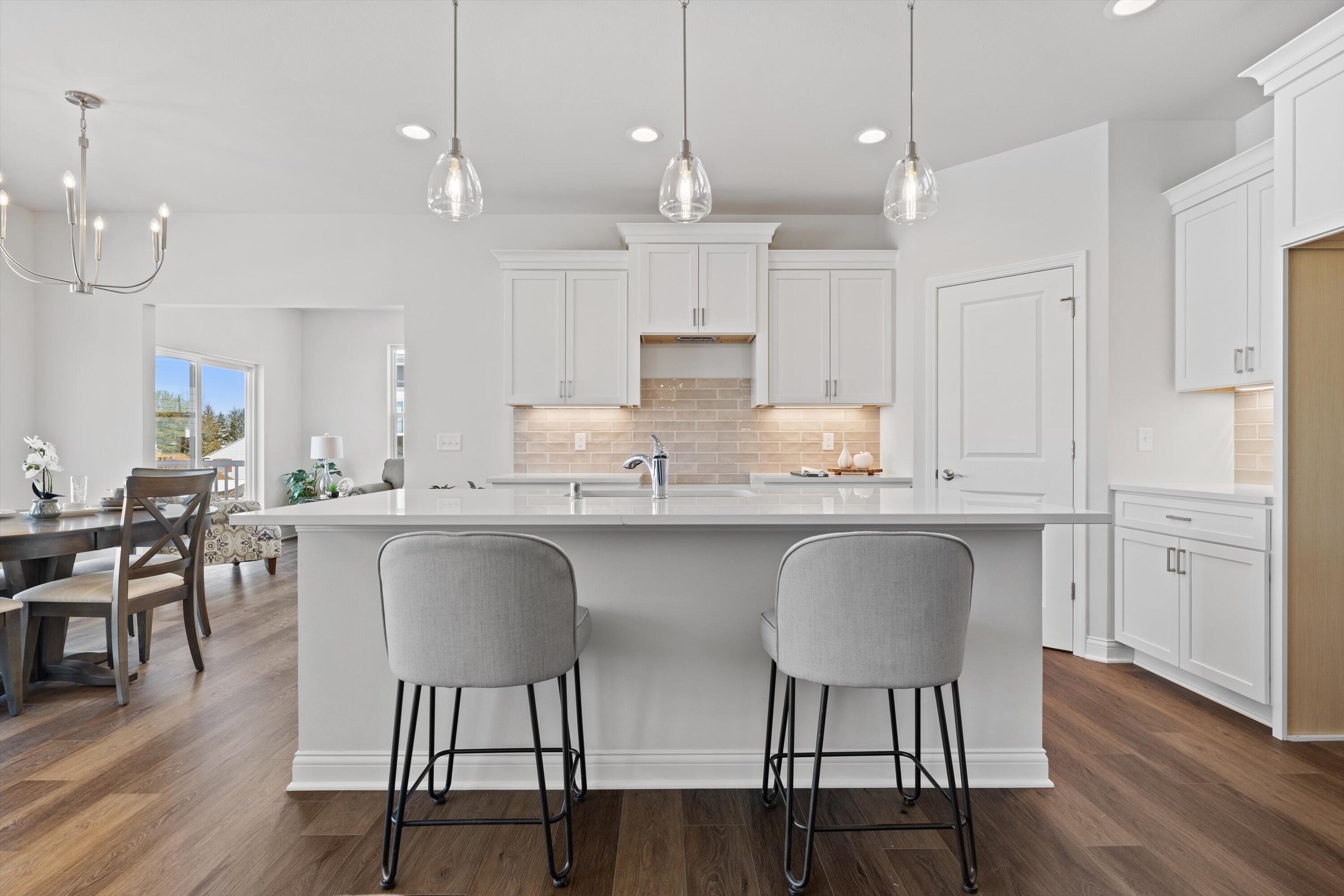 327 Sandy Circle Pewaukee, WI 53072 - Photo 17 of 40 Island w Pendants
