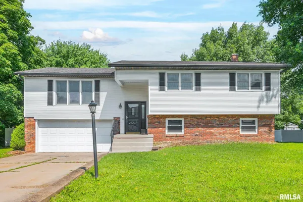 $274,900 | 318 Arbor Vitae Drive, Germantown Hills, IL 61548