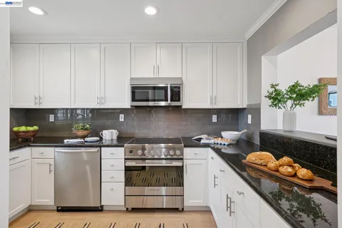 $995,000 | 6 Invincible Court, Unit F40, Alameda, CA 94501