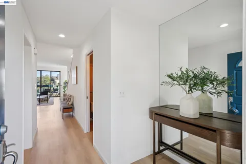 $995,000 | 6 Invincible Court, Unit F40, Alameda, CA 94501