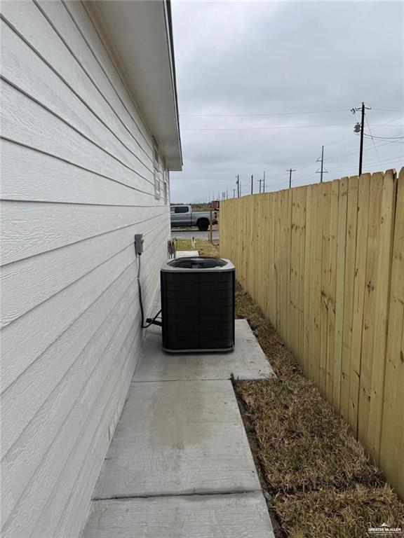 7513 Aztec Street Donna, TX 78537 - Photo 2 of 15 a house view with a tub