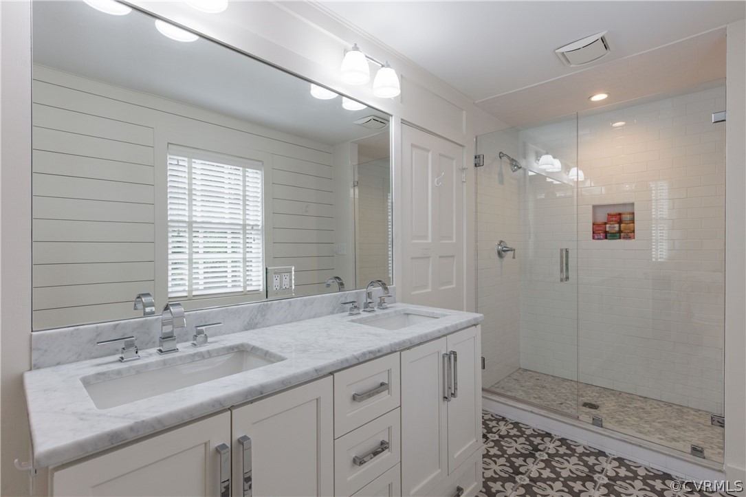 109 Nottingham Road Richmond, VA 23221 - Photo 30 of 44 Full bath #3 is shared by bedrooms 3 and 4; shiplap walls and decorative tile floor