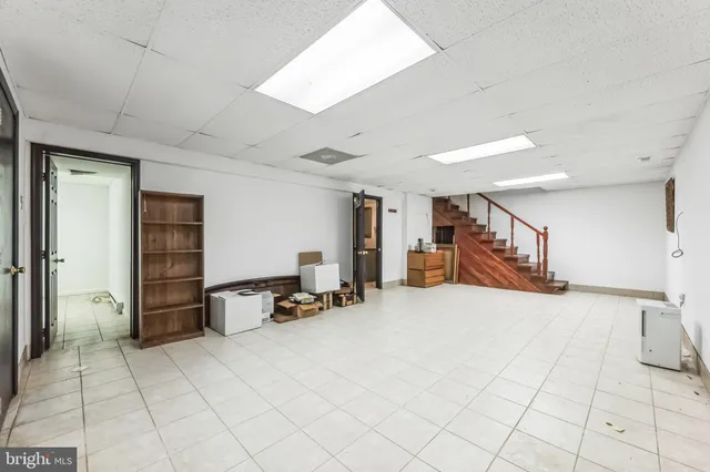 a view of yard with green space