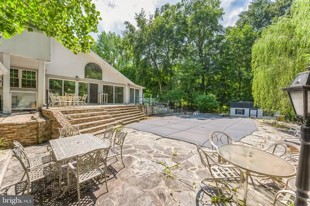 a view of a house with backyard and sitting area