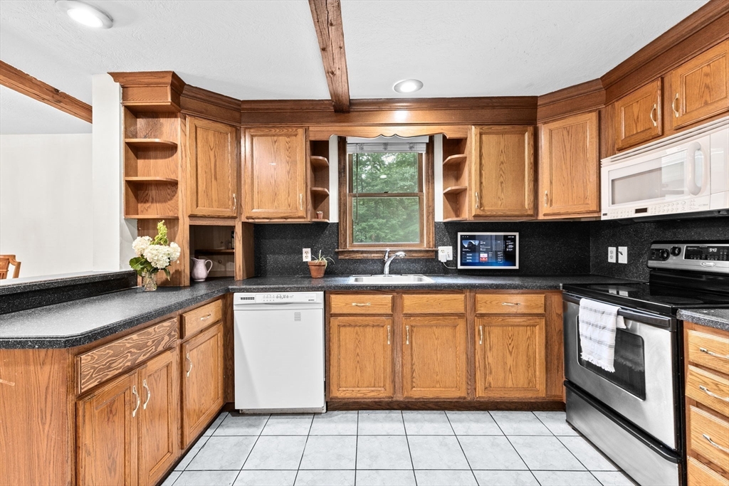 58 Barbara Road Hanson, MA 02341 - Photo 7 of 40
