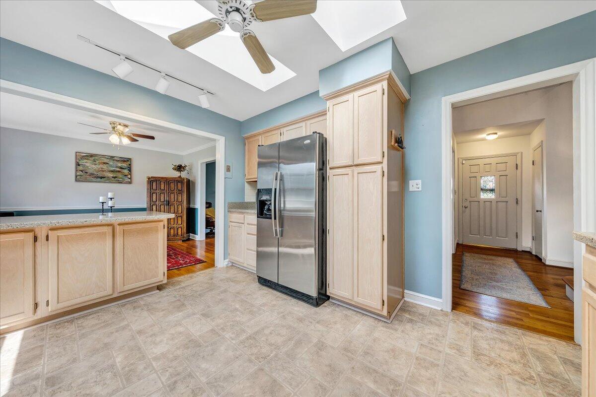 2221 Hunters Road Southwest Roanoke, VA 24015 - Photo 11 of 58 11-MIB07368
