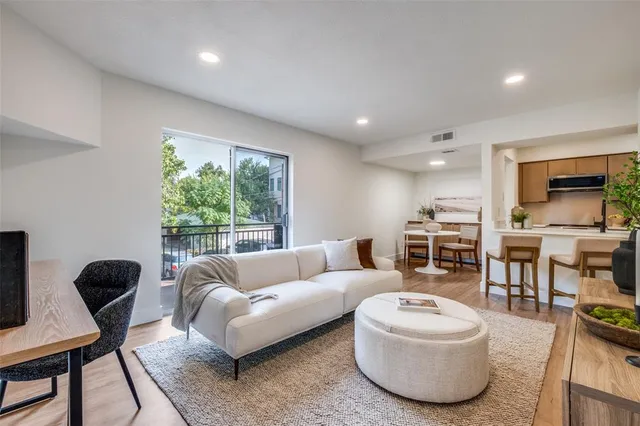 $190,000 | 4020 Holland Avenue, Unit 211, Dallas, TX 75219