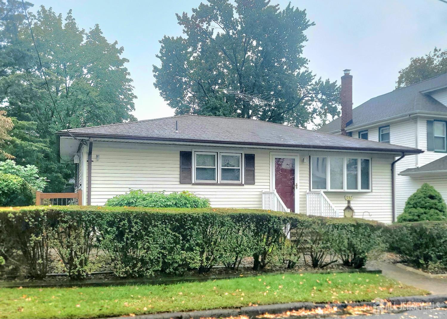 937 North Concourse Keyport, NJ 07735 - Photo 2 of 27 a front view of a house with a yard