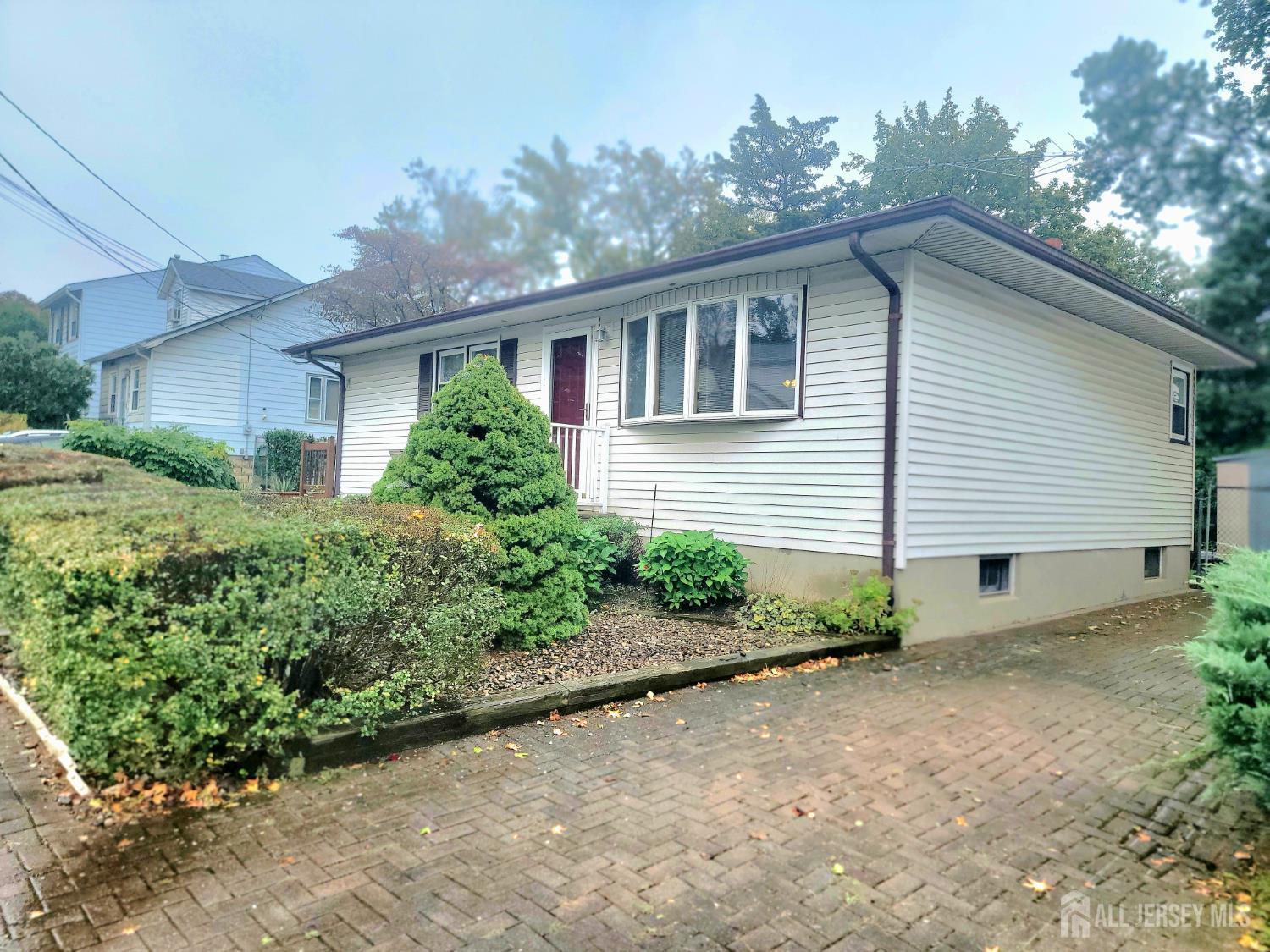 937 North Concourse Keyport, NJ 07735 - Photo 4 of 27 a front view of house with yard and green space