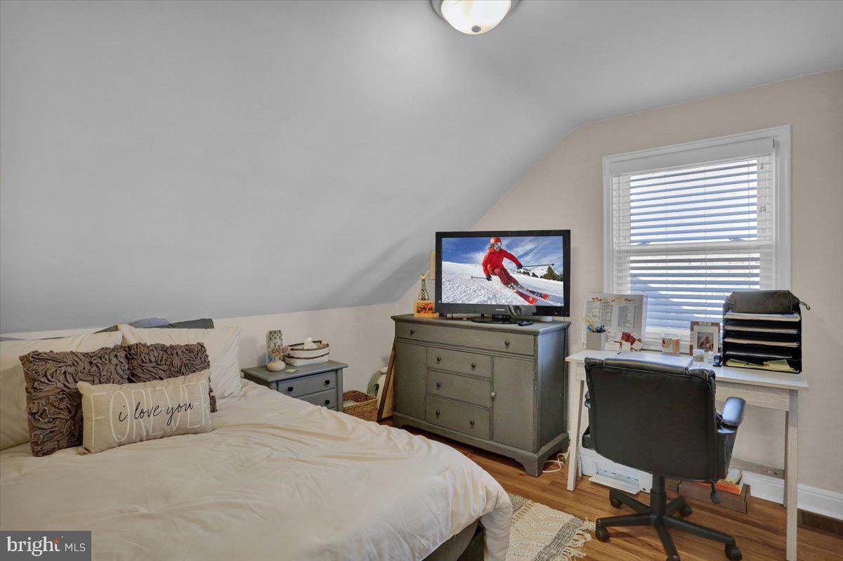 321 Jefferson Boulevard Reading, PA 19609 - Photo 17 of 32 a bedroom with a workspace