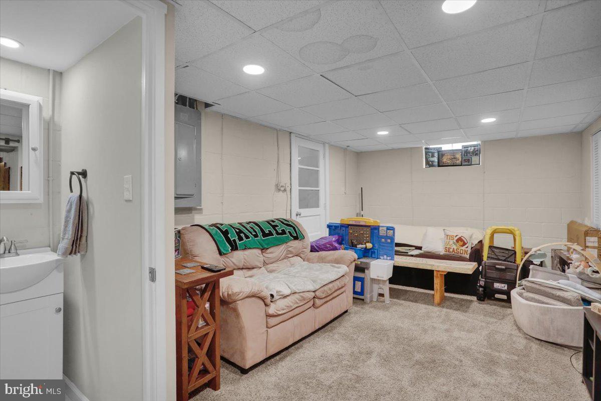 321 Jefferson Boulevard Reading, PA 19609 - Photo 22 of 32 a living room with furniture and a couch