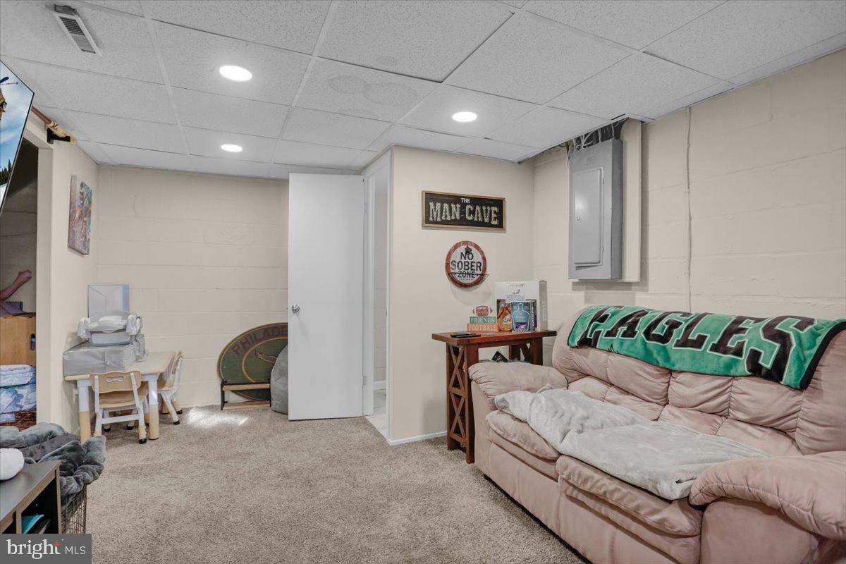 321 Jefferson Boulevard Reading, PA 19609 - Photo 23 of 32 a living room with furniture