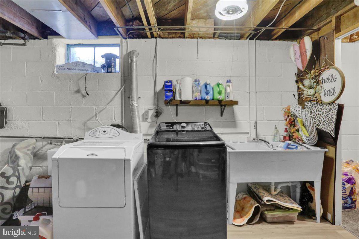 321 Jefferson Boulevard Reading, PA 19609 - Photo 26 of 32 a utility room with a sink dryer and washer