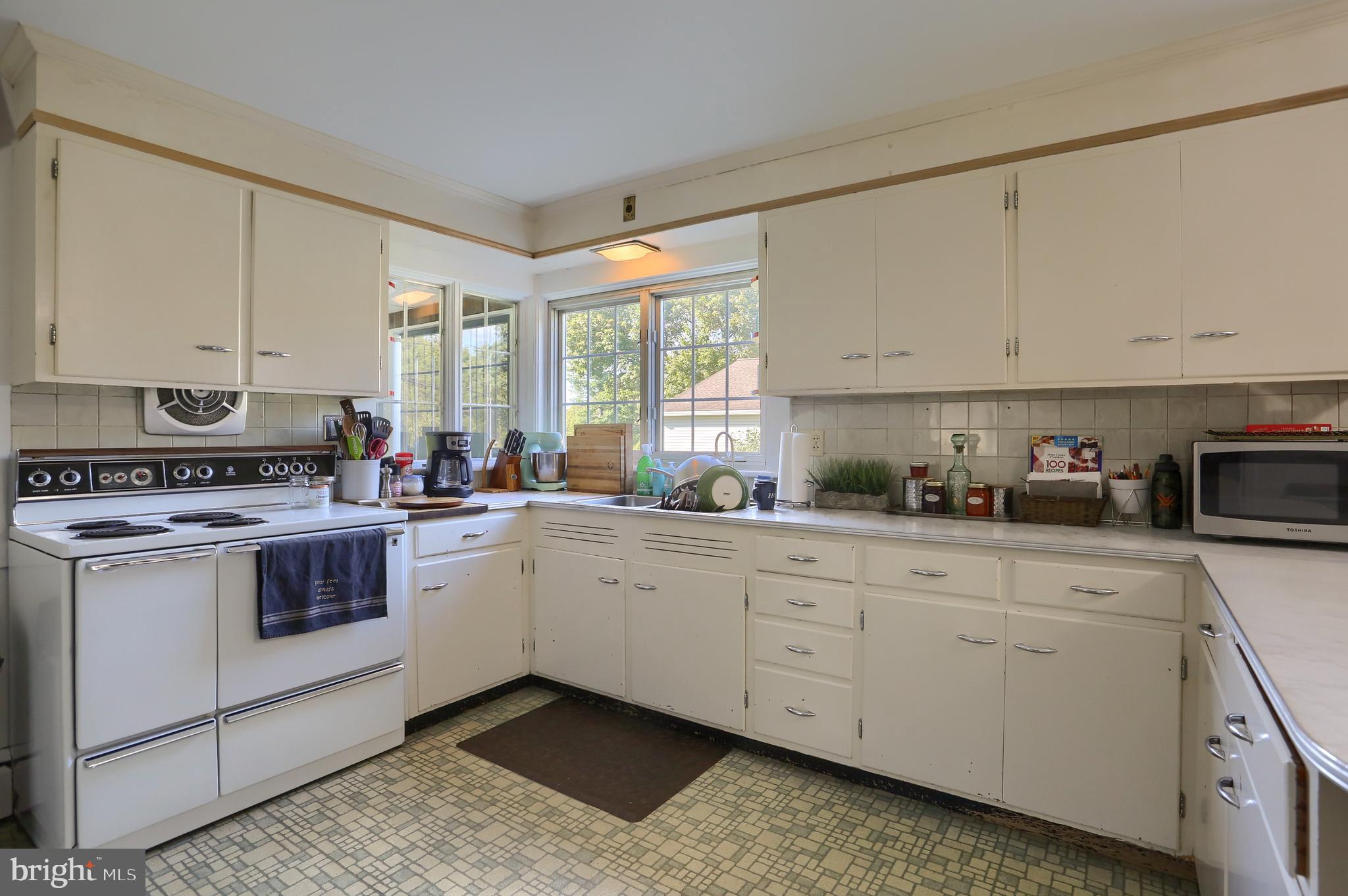 2007 Meadow Ridge Drive Lancaster, PA 17601 - Photo 10 of 36 Gallery Image 10