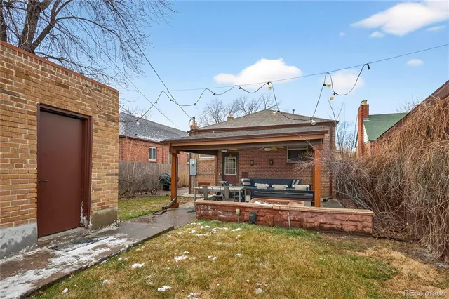 a view of a house with backyard and sitting area