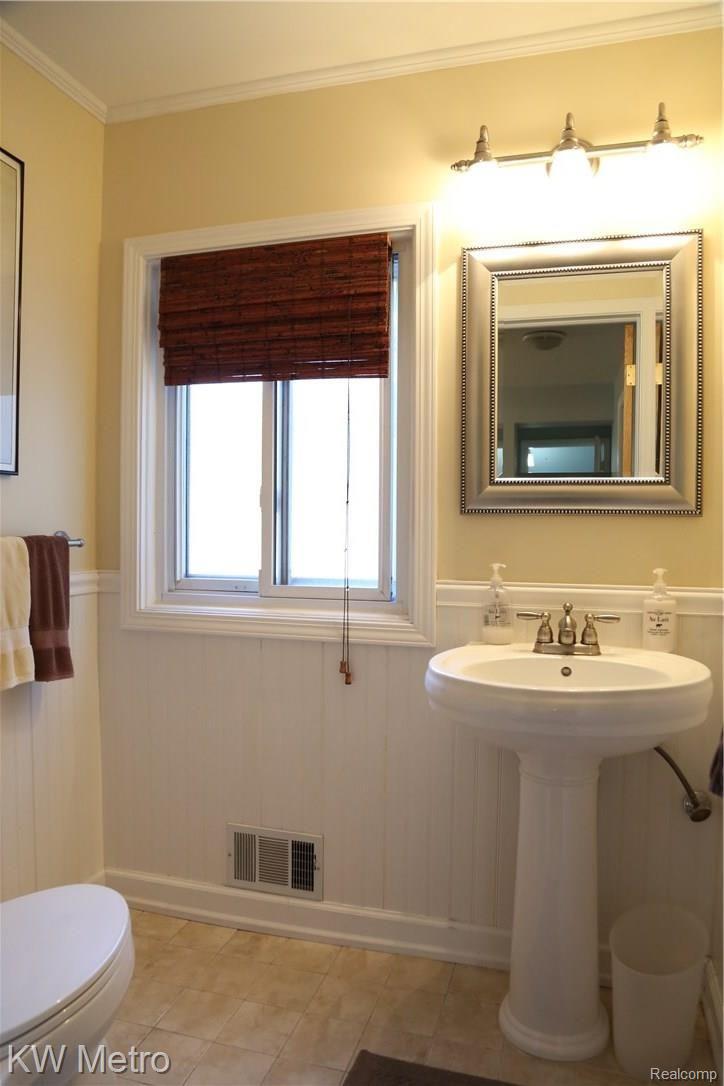 123 Maplefield Road Pleasant Ridge, MI 48069 - Photo 28 of 36 8B8A1795.JPG