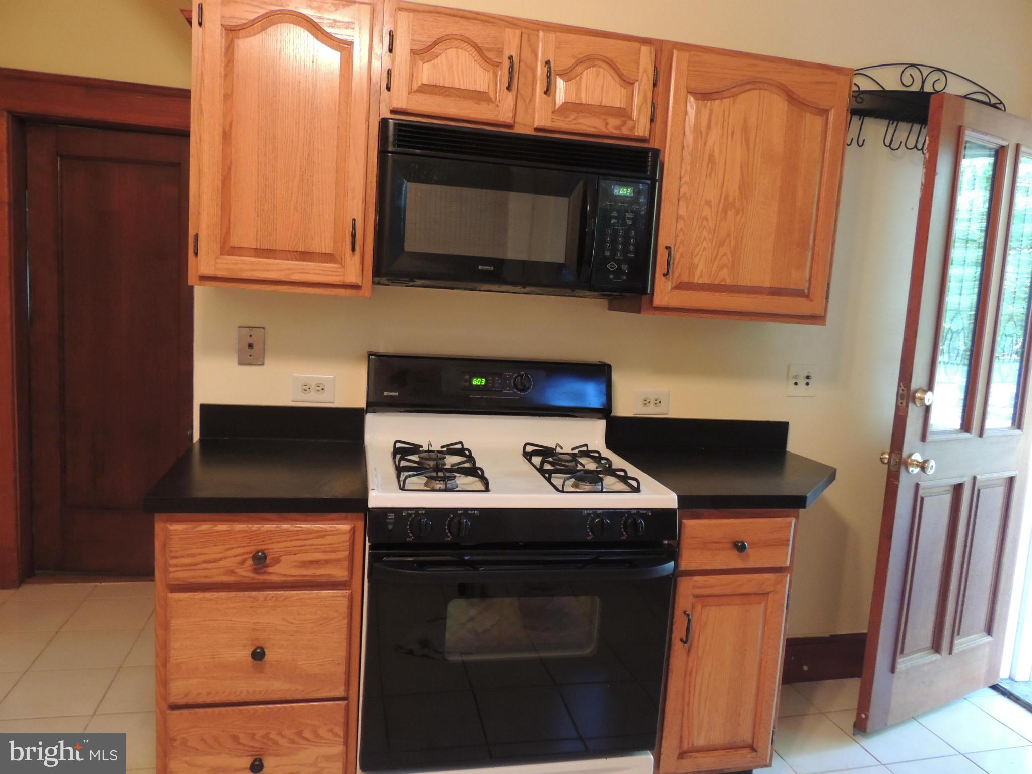 507 Academy Road Baltimore, MD 21228 - Photo 2 of 26 Kitchen