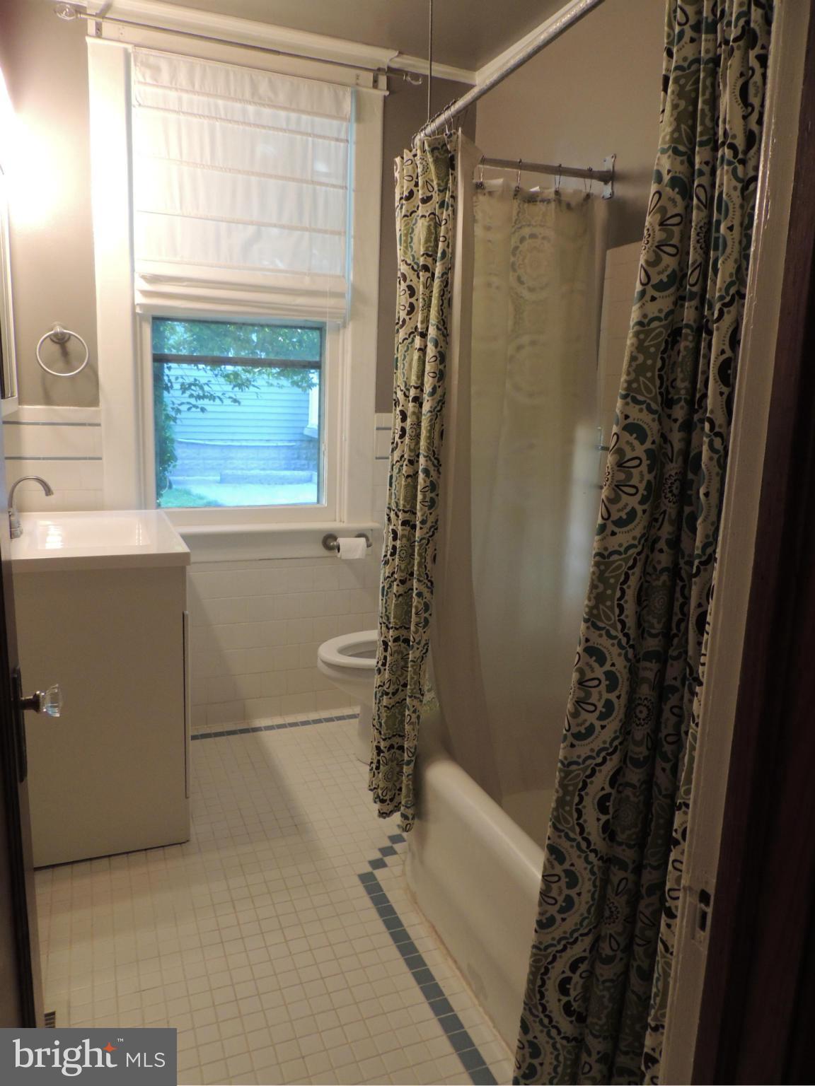 507 Academy Road Baltimore, MD 21228 - Photo 11 of 26 Bath