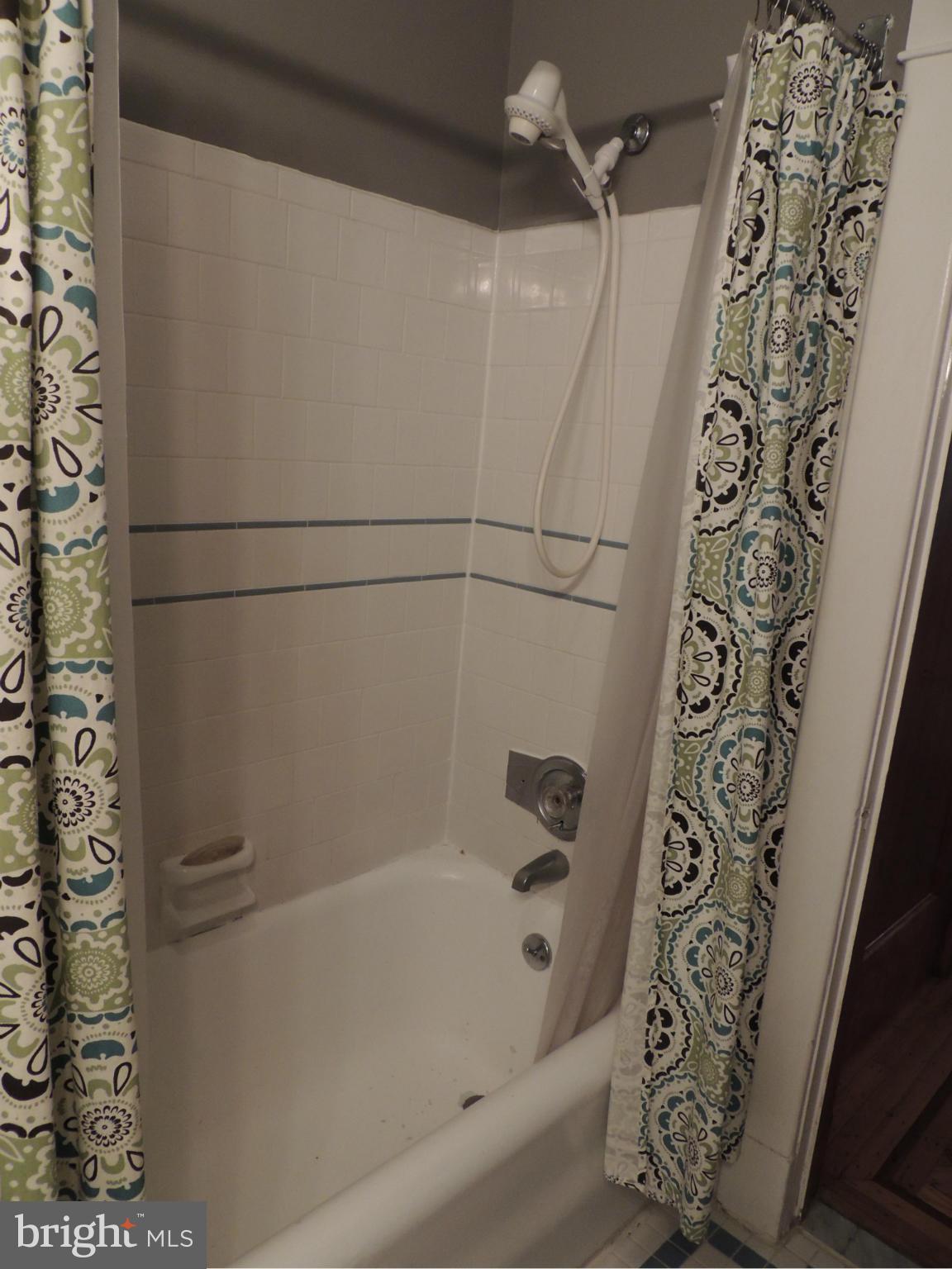 507 Academy Road Baltimore, MD 21228 - Photo 12 of 26 Bath