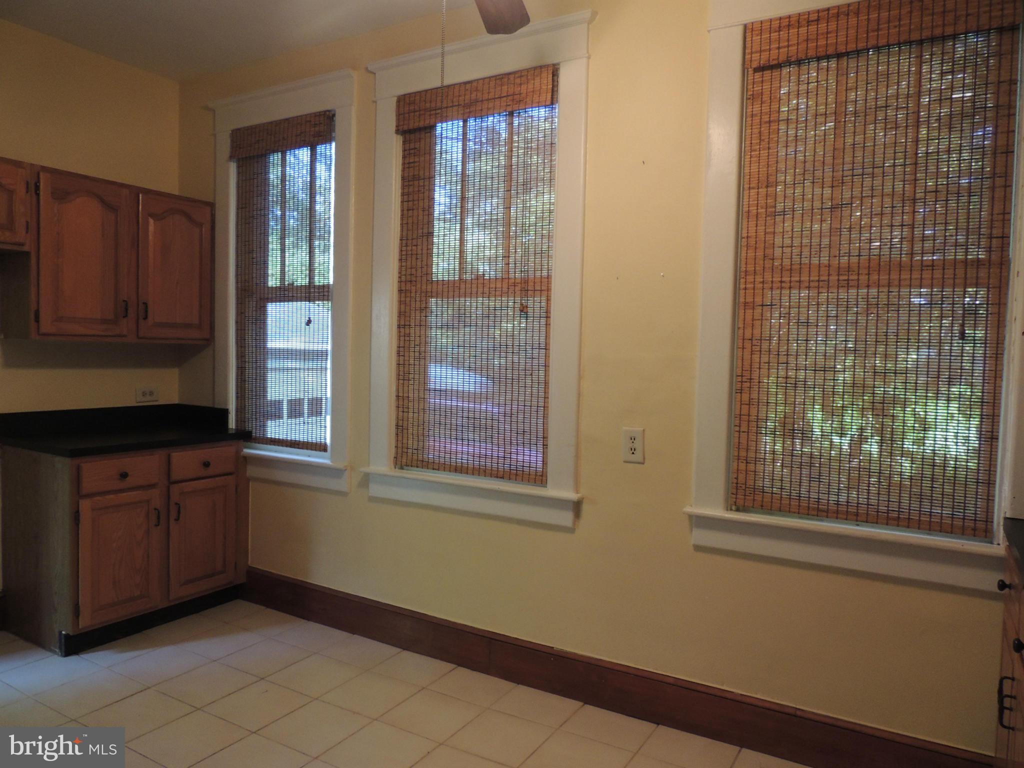 507 Academy Road Baltimore, MD 21228 - Photo 4 of 26 Kitchen