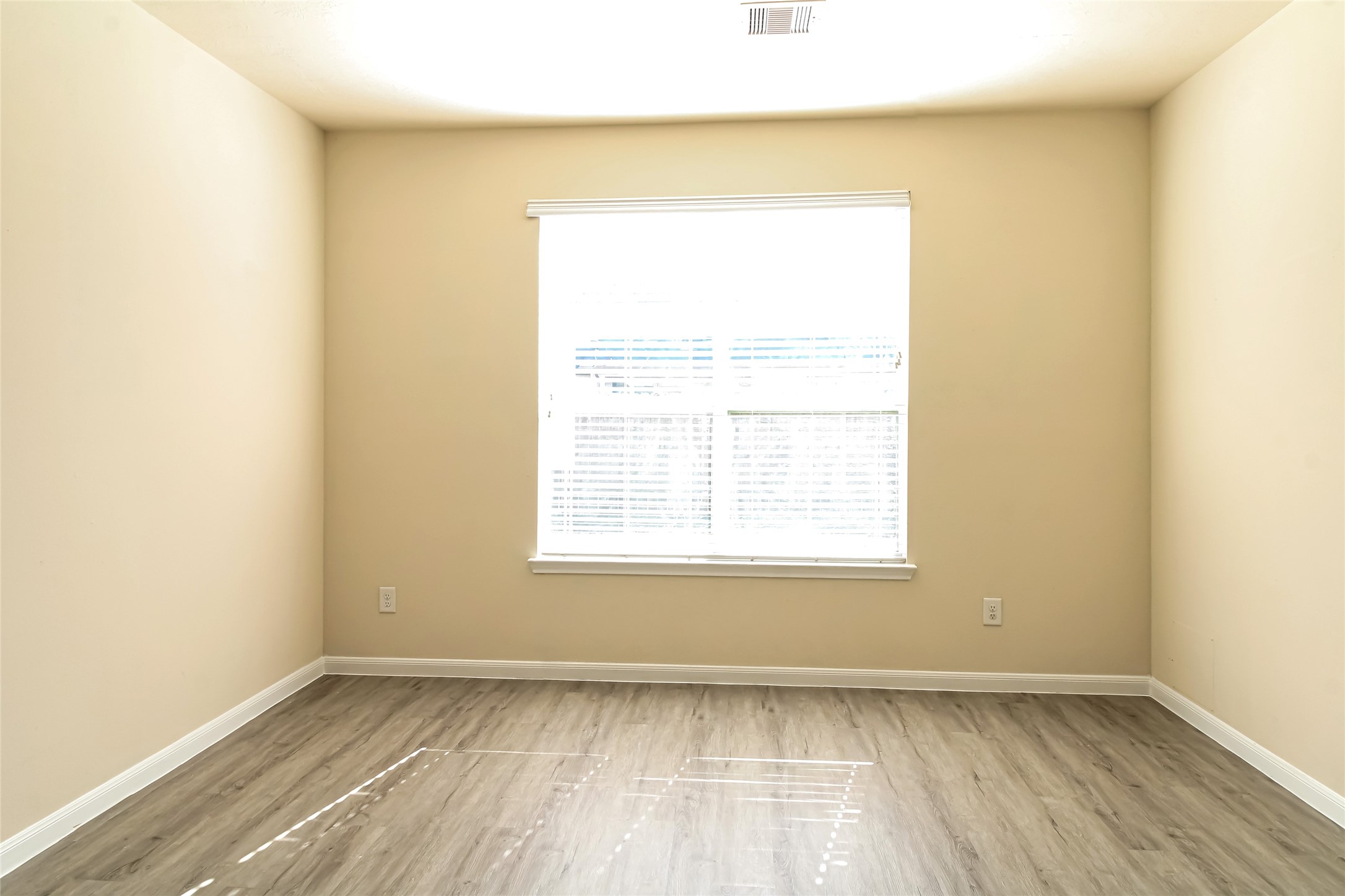 12406 Roy Mix Bohn Lane Houston, TX 77044 - Photo 10 of 16 an empty room with a window