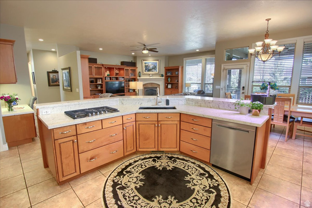 1653 East Crescent View Drive Sandy, UT 84092 - Photo 9 of 33