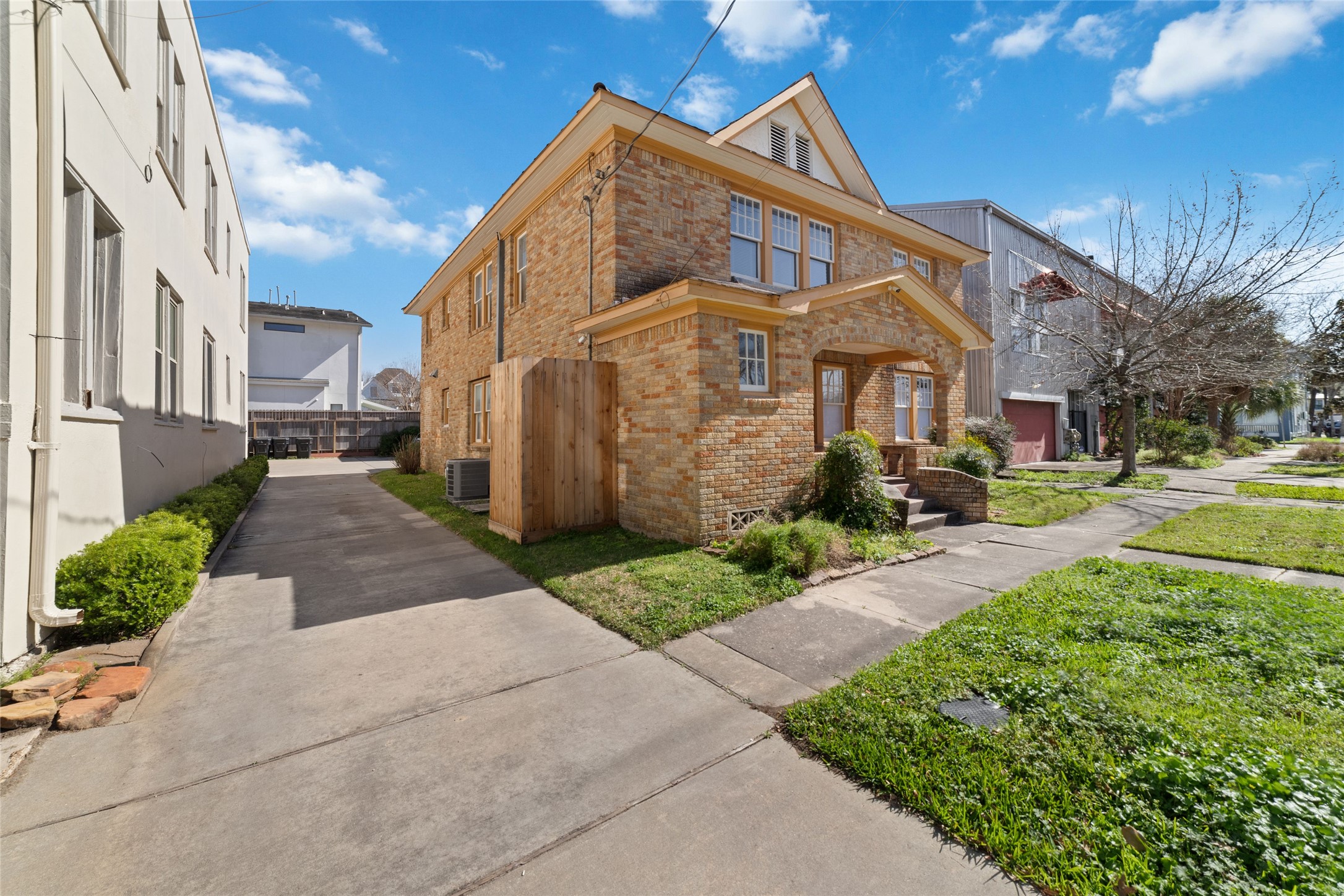 2907 Albany Street Houston, TX 77006 - Photo 27 of 29 a view of a white house next to a yard
