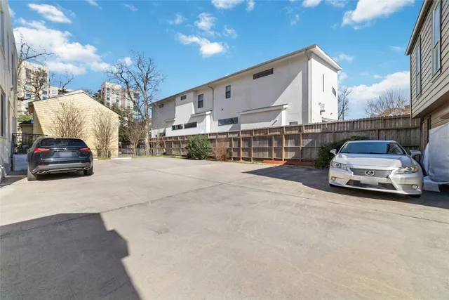 $2,400 | 2907 Albany Street, Houston, TX 77006