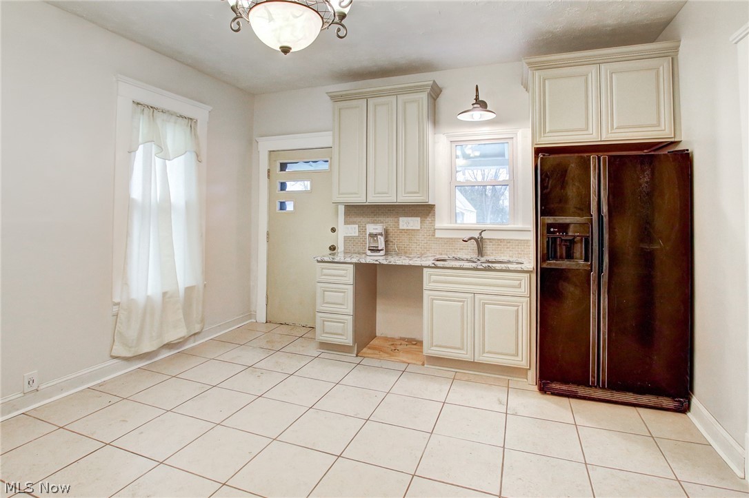 6389 Stumph Road Cleveland, OH 44130 - Photo 4 of 24