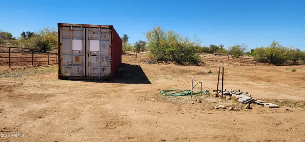 a view of a yard with a house