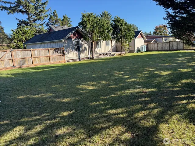 a view of a backyard