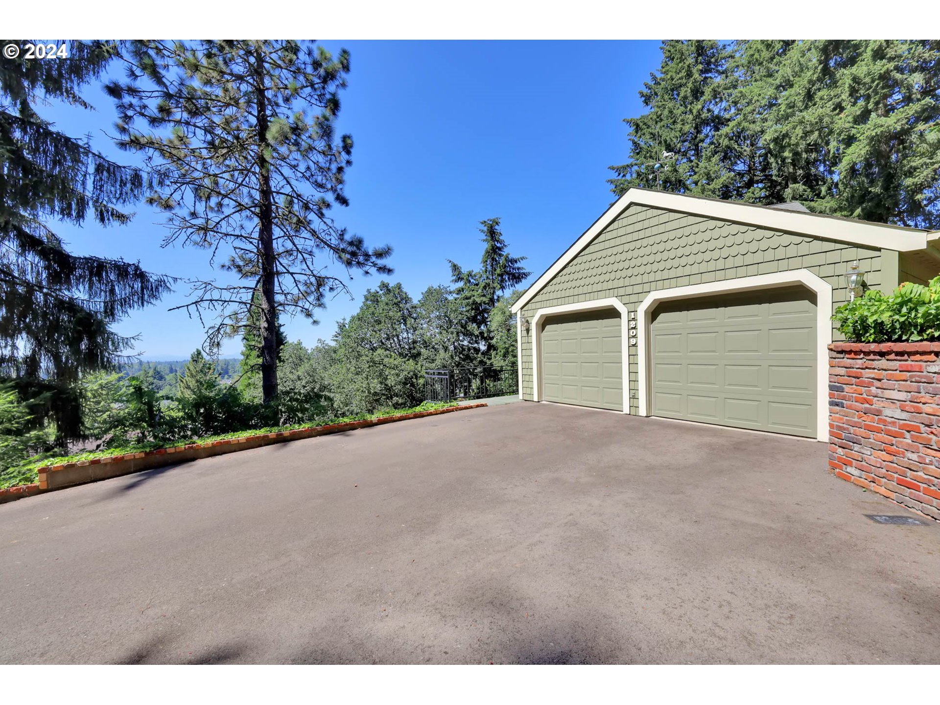 1209 Crenshaw Road Eugene, OR 97401 - Photo 34 of 41 Driveway