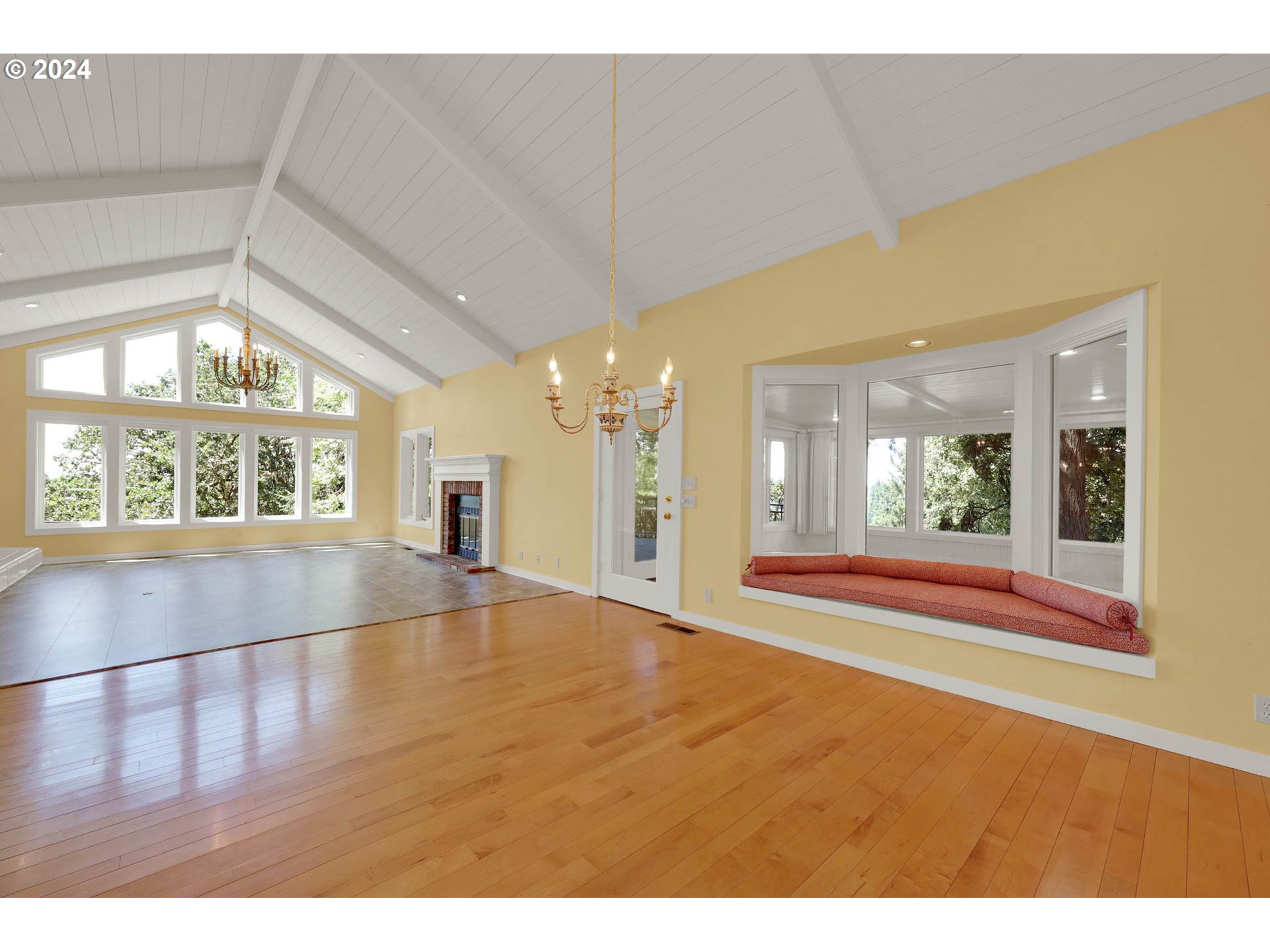1209 Crenshaw Road Eugene, OR 97401 - Photo 5 of 41 Living Room/Dining Room