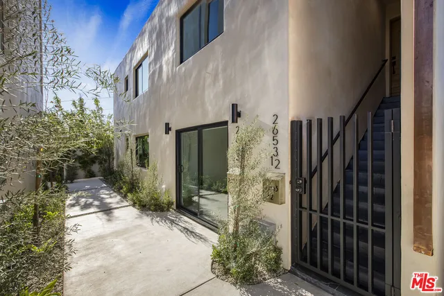 a view of a pathway of a house