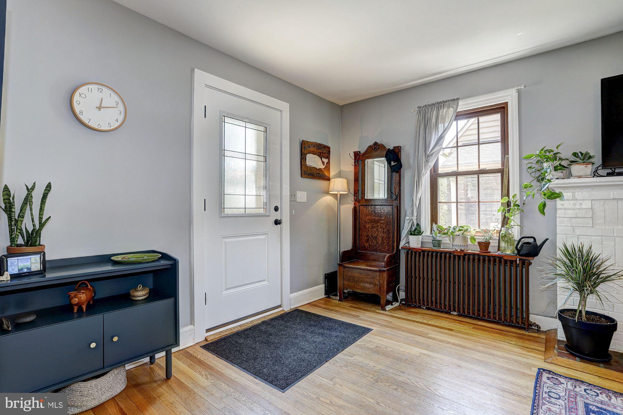 612 Warwick Road Baltimore, MD 21229 - Photo 2 of 29 Living Room | Main Entrance