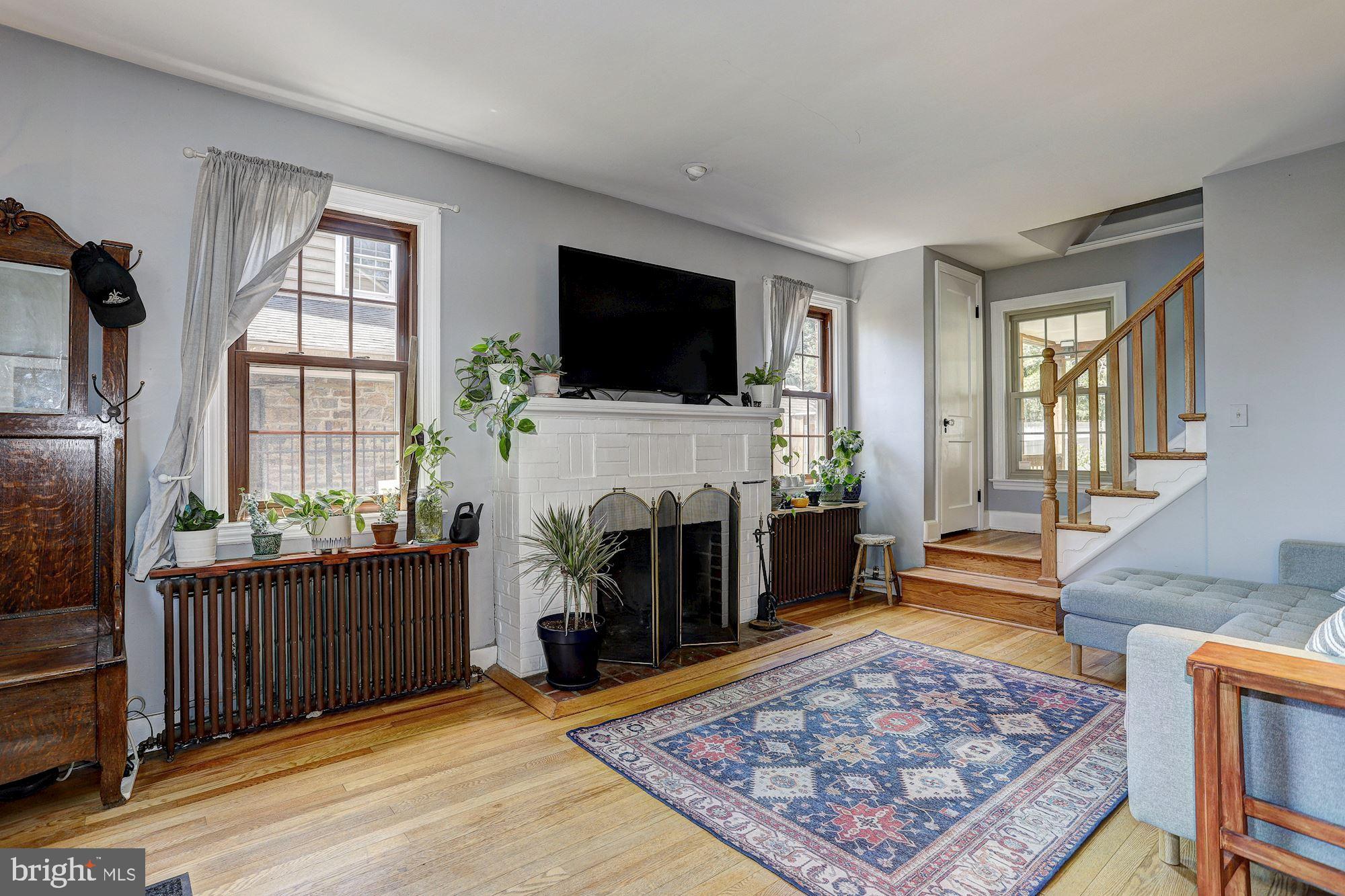 612 Warwick Road Baltimore, MD 21229 - Photo 4 of 29 Living Room