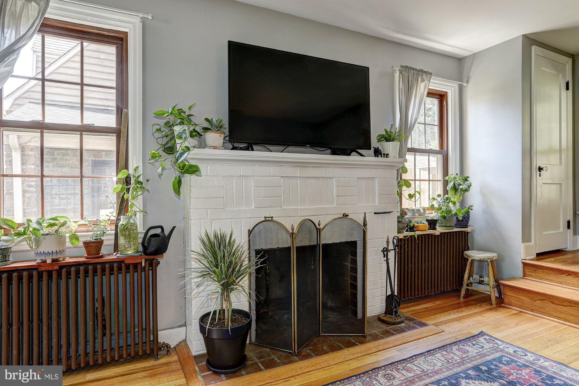 612 Warwick Road Baltimore, MD 21229 - Photo 5 of 29 Living Room